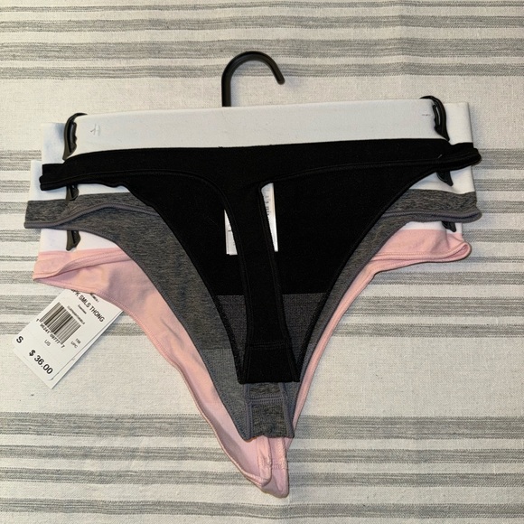 NWT Adidas Women's 3 pack Blend Spandex
THONG Underwear 4A2H96 Size Small - Picture 2 of 4